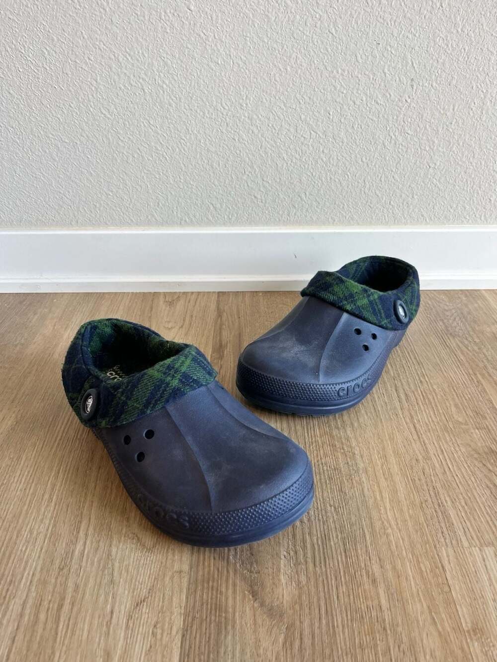 Crocs, Classic Lined Tartan Plaid Mammoth Clog, Navy/Green Plaid, M7/W9